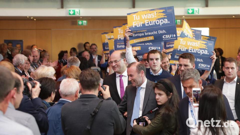 Manfred Weber beim Einzug ins ACC. Die rund 500 Zuhörer empfangen den Kandidaten für das Amt des EU-Kommissionspräsidenten mit viel Applaus. Bild: Wolfgang Steinbacher