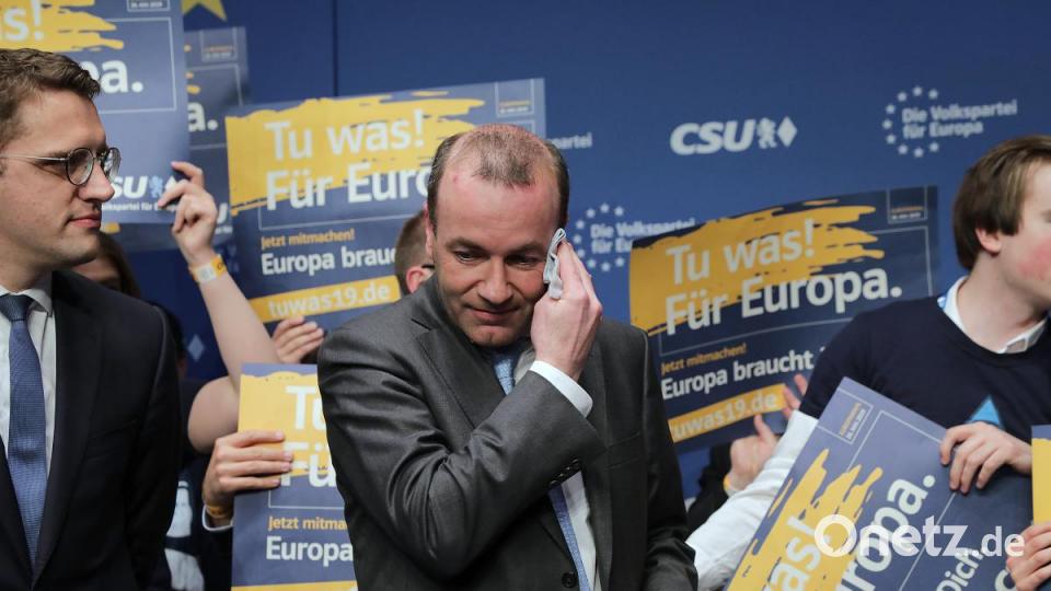 Der Europaspitzenkandidaten der CSU, Manfred Weber, mit dem Oberpfälzer Europakandidaten Christian Doleschal (links). Bild: Wolfgang Steinbacher