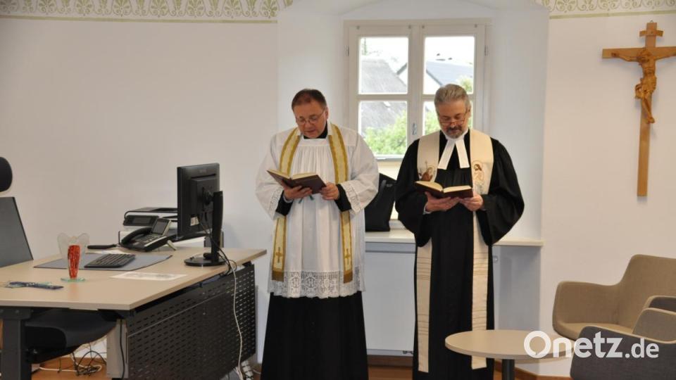 Die Pfarrer Markus Bruckner und Dirk Grafe (von links) spenden dem Gebäude den ökumenischen Segen. Bild: ak