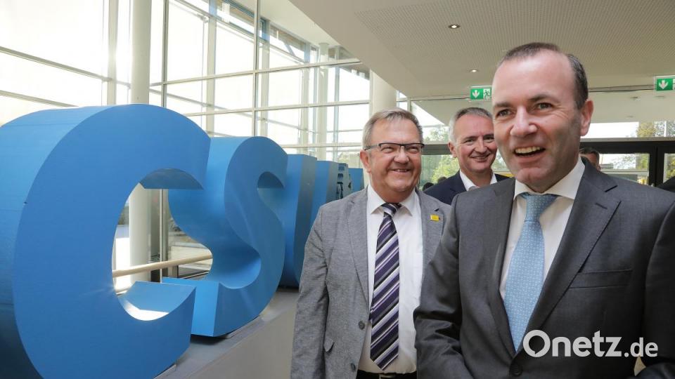 Manfred Weber mit dem Landtagsabgeordneten Harald Schwartz und Bezirksrat Martin Preuß (von rechts). Bild: Wolfgang Steinbacher