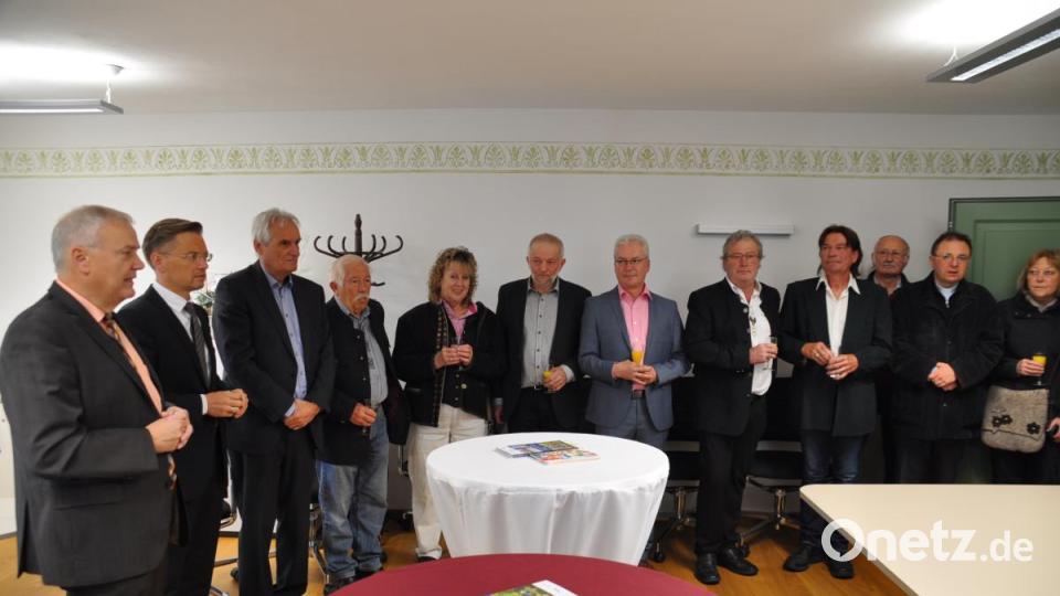 Bürgermeister Günter Kopp stellt beim Festakt zur Rathauseinweihung unter anderem Landtagsabgeordneten Tobias Reiß und seinem Ebnather Amtskollegen Manfred Kratzer (von links) die Arbeiten bei der Sanierung vor. Bild: ak