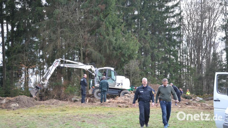 Aufgeben? Offenbar noch nicht. Die Ermittlungsgruppe &quot;Froschau&quot;, benannt nach einem Straßenzug in Flossenbürg, hat am Montag die Suche mit Tauchern begonnen. Im Bild Ermittlungsleiter Armin Bock (Zweiter von rechts) und Kommissar Wolfgang Achtert (rechts) bei den Grabungsarbeiten vor einem Monat in Waldkirch. Bild: ca