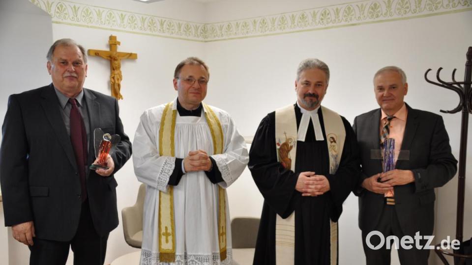 Zur Segnung heißen Bürgermeister Günter Kopp (rechts) und sein Stellvertreter Albert Sollfrank die Pfarrer Markus Bruckner und Dirk Grafe (von links) willkommen. Bild: ak