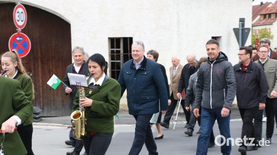 Die Blaskapelle St. Georg Rieden führt den Festzug an. Dahinter folgte Ehrenschirmherr Landrat Richard Reisinger mit Zweitem Bürgermeister Josef Weinfurtner und Marktgemeinderat Jürgen Färber. Bild: riw