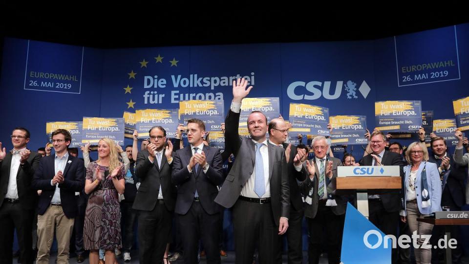 Manfred Weber bedankt sich nach seiner Rede im Kreis der CSU-Europakandidaten sowie der lokalen CSU-Repräsentanten für den langanhaltenden Applaus. Bild: Wolfgang Steinbacher