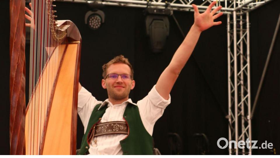 Tobias von der Weisbier Musi voller Tatendrang. Die Musiker hatten beim Hirschenwirt übernachtet - und spielten in der Wirtsstube auch gleich zum Frühstück auf. Dies spricht für die Leidenschaft der Musikanten. Bild: riw