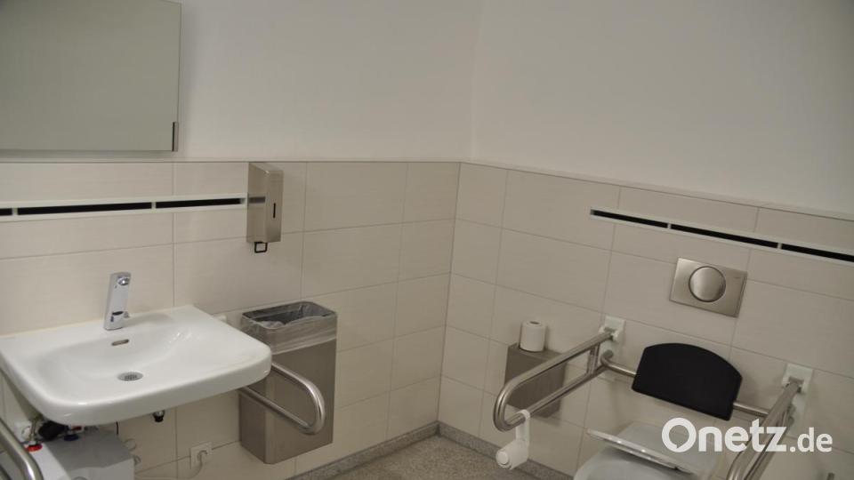 Die Tür des Behinderten-WCs kann per Knopfdruck geöffnet werden. Bild: ak