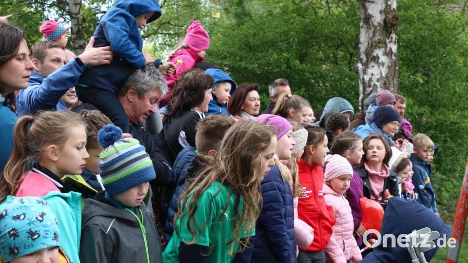 Gespannt warten die Kinder am Ziel auf ihre Enten. Bild: riw