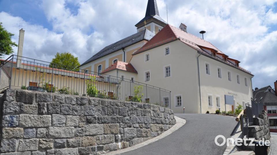 Rathausansicht mit Auffahrt Bild: ak