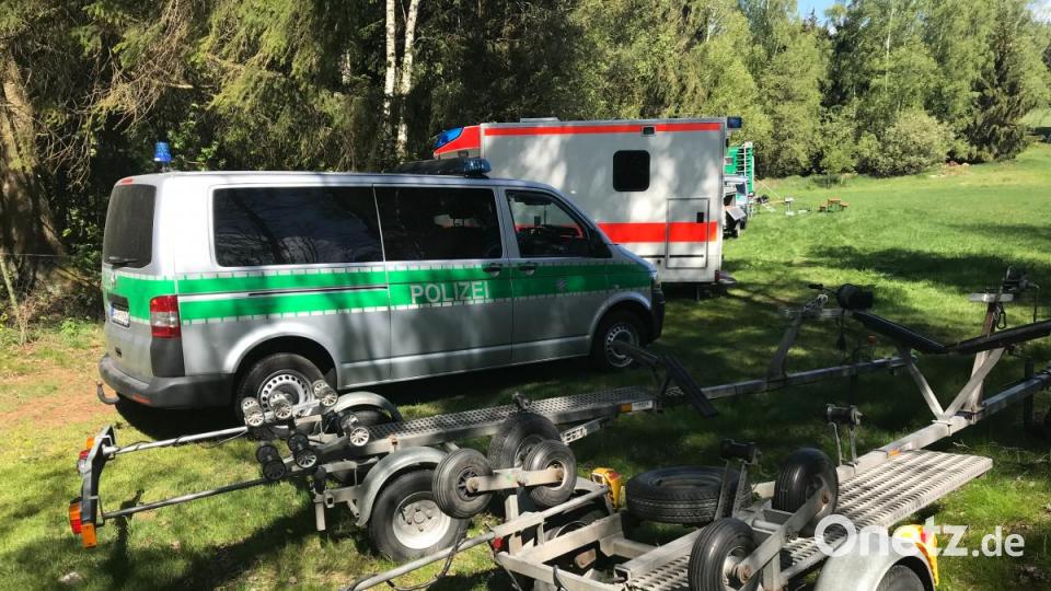 Polizeitaucher suchen bei Waldkirch nach Monika Frischholz. Bild: Gabi Schönberger