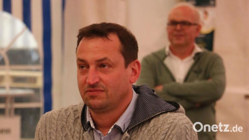 Der Vorsitzende des FC Rieden, Hans Fischer, ist am letzten Tag des Festwochenendes erleichert, dass alles geklappt hat. Im Hintergrund der Kassier Josef Kemmeter. Bild: riw