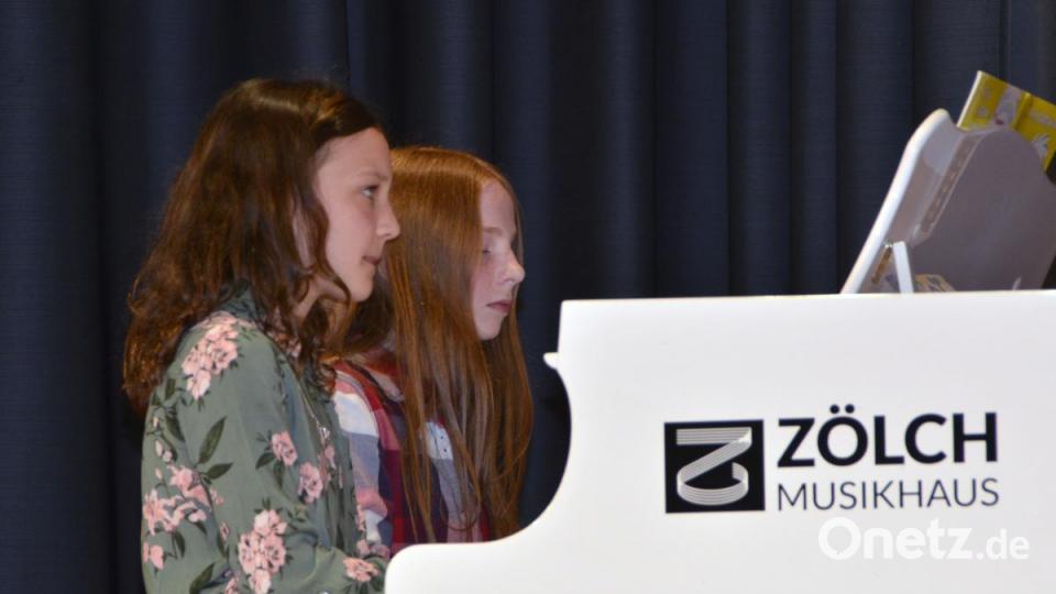 Muttertagskonzert der Kreismusikschule. Lea Steinkohl und Amelie Gailer. Bild: zch