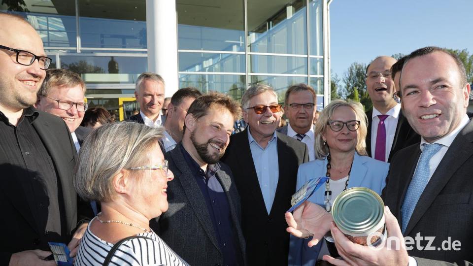 Die örtliche CSU-Spitze ließ sich vom Amberger Ruf als Luftkunstort animieren und überreichte EVP-Spitzenkandidat Manfred Weber (rechts) vor der Kundgebung eine Dose Amberger Luft. Der Niederbayer freute sich nach einem bisher sehr verregneten Wahlkampf auch über die Sonne, die seinen Einzug ins ACC begleitete. Bild: Steinbacher