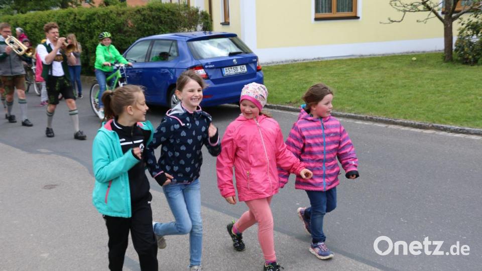 Meine Ente wird gewinnen! Mit Musikbegleitung ging&#039;s zum Start zur Vilsbrücke. Bild: riw