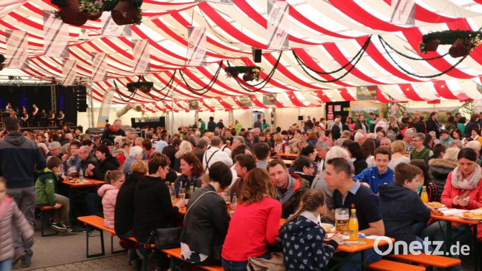 Zum Mittagessen waren die Plätze im Festzelt ausgebucht. Viele nutzten die Gelegenheit für ein gemütliches Treffen mit Familie und Bekannten. Bild: riw