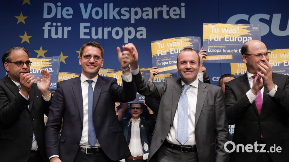 Der CSU-Spitzenlkandidat für die Europawahl Manfred Weber (Zwieter von rechts) mit dem Oberpfälzer CSU-Europakandidaten Christian Doleschal (Zweiter von links). Bild: Wolfgang Steinbacher