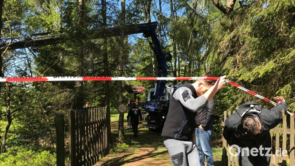 Polizeitaucher suchen bei Waldkirch nach Monika Frischholz. Bild: Gabi Schönberger
