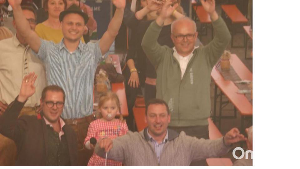 Die Fexer brachten bereits am Sonntagnachmittag das begeisterte Publikum auf die Bänke. Bild: riw
