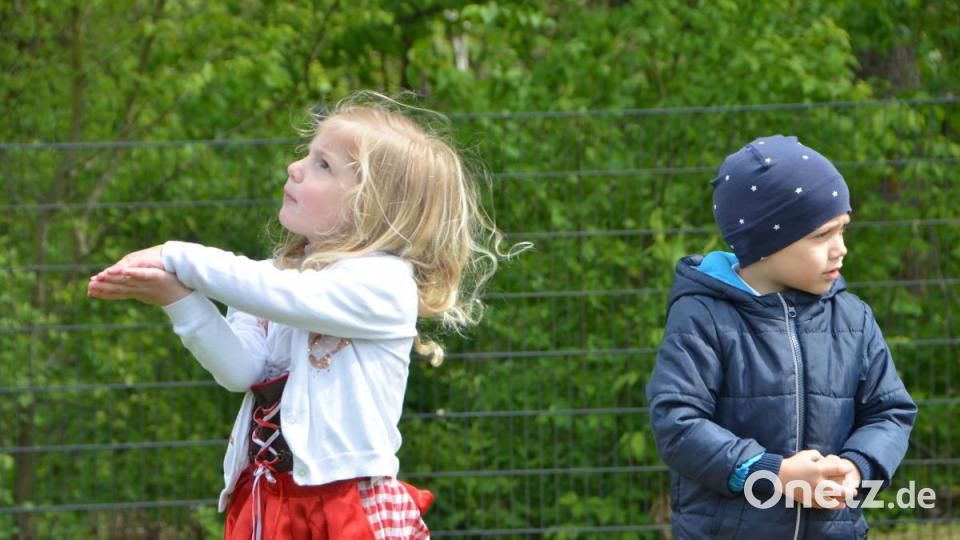 Maifest im städtischen Kindergarten Anton Ferazin in Roggenstein. Bild: dob