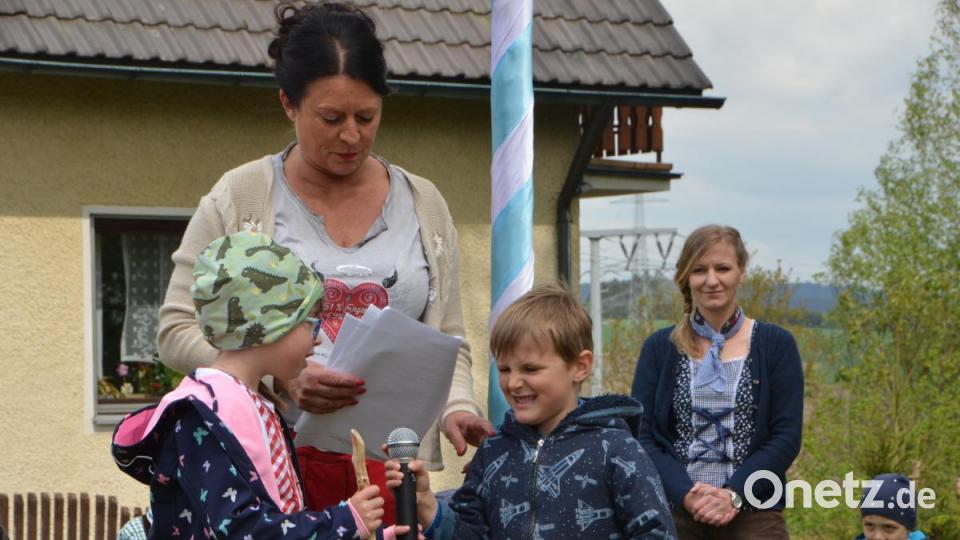 Anna Milbrodt und Paul Thumann lieferten sich einen bayerischen Dialog wegen eines Regenschirms und erhielten riesigen Applaus. Bild: dob