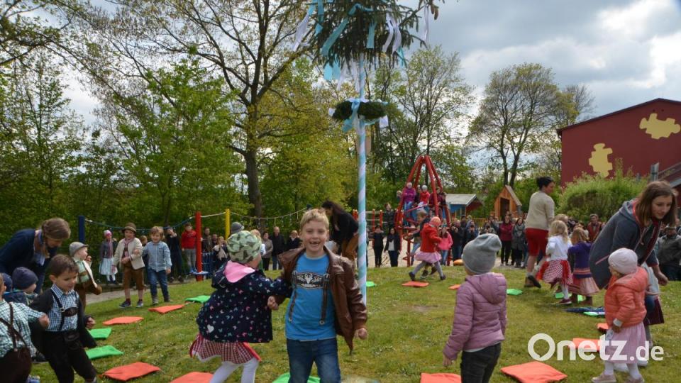 Maifest im städtischen Kindergarten Anton Ferazin in Roggenstein. Bild: dob