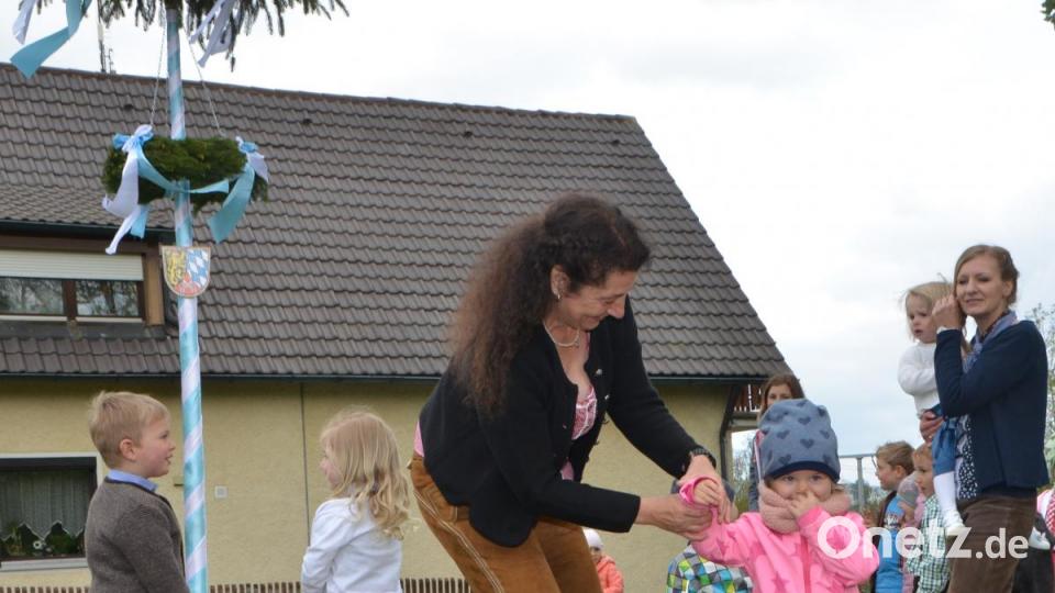 Maifest im städtischen Kindergarten Anton Ferazin in Roggenstein. Bild: dob