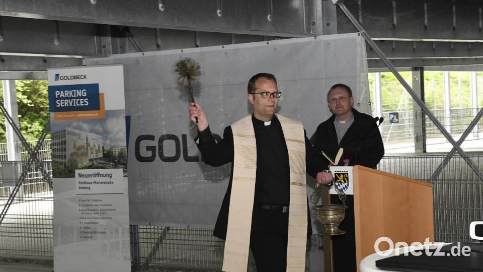 Die kirchliche Segnung des neuen Parkhauses nahmen die Pfarrer Thomas Helm (links) und Joachim von Kölichen vor. Bild: Petra Hartl