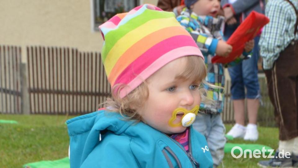 Nach dem offiziellen Auftritt der Kinder durften auch die kleinen Besucher das Areal des städtischen Kindergartens Anton Ferazin in Roggenstein erobern. Bild: dob