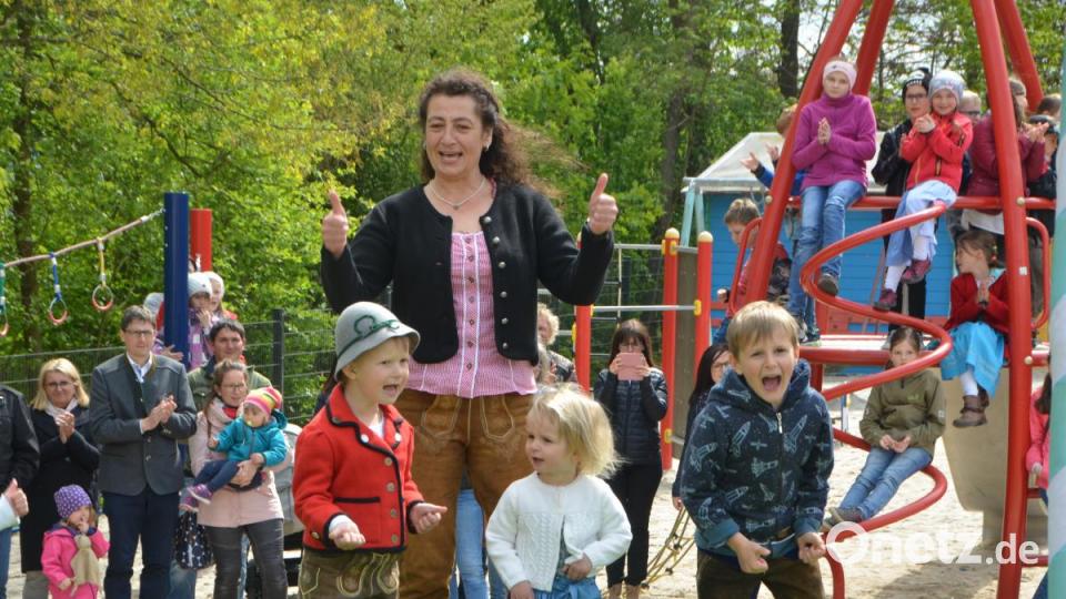Daumen hoch für das Maifest im städtischen Kindergarten Anton Ferazin in Roggenstein. Bild: dob