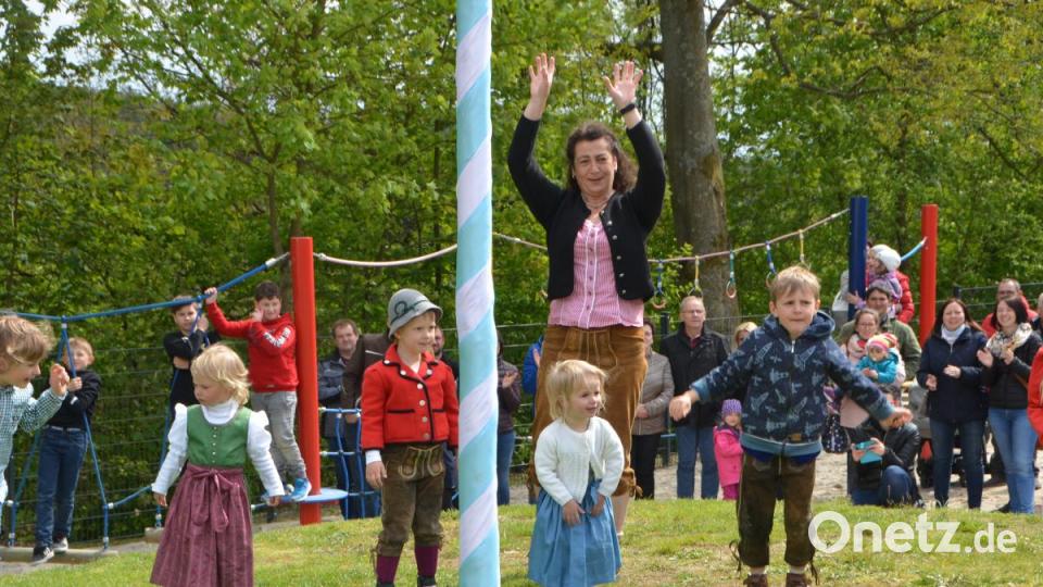 Maifest im städtischen Kindergarten Anton Ferazin in Roggenstein. Bild: dob