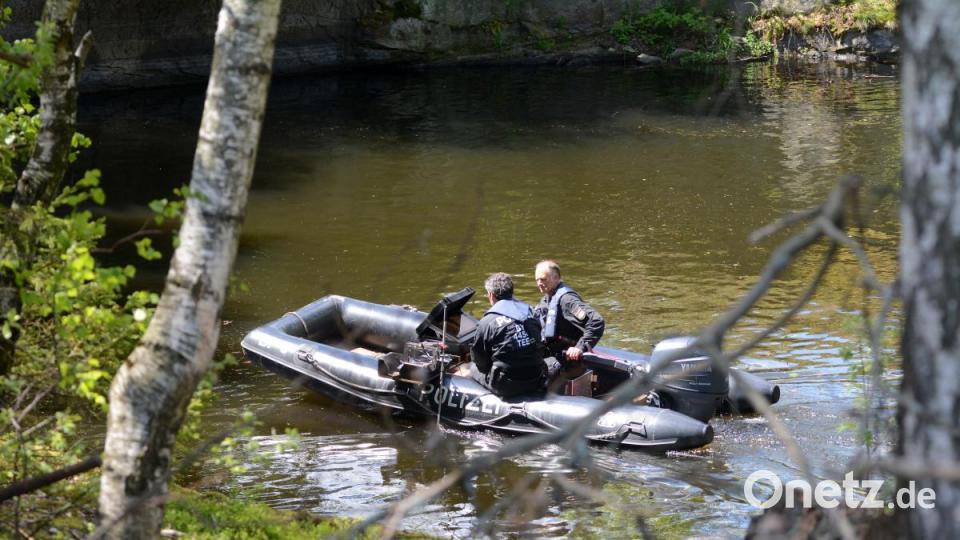 Polizeitaucher suchen bei Waldkirch nach Monika Frischholz. Bild: gsb
