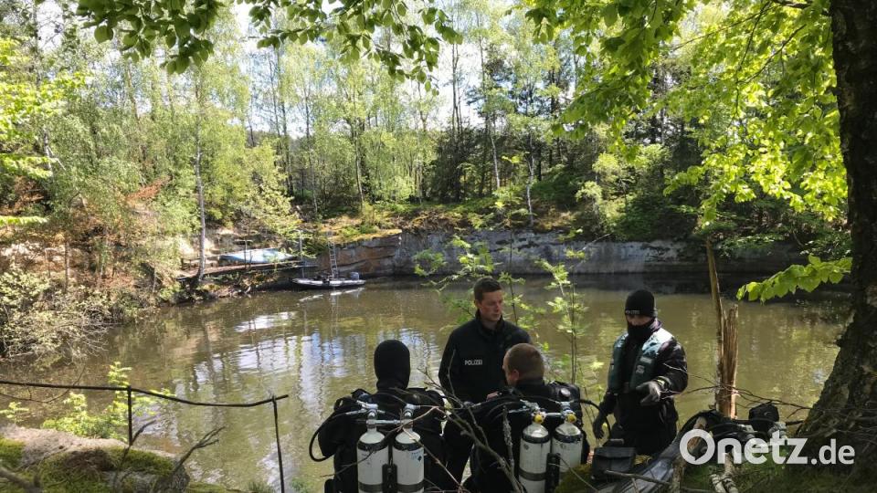 Polizeitaucher suchen bei Waldkirch nach Monika Frischholz. Bild: gsb