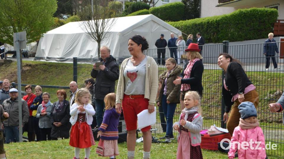 Maifest im städtischen Kindergarten Anton Ferazin in Roggenstein. Bild: dob