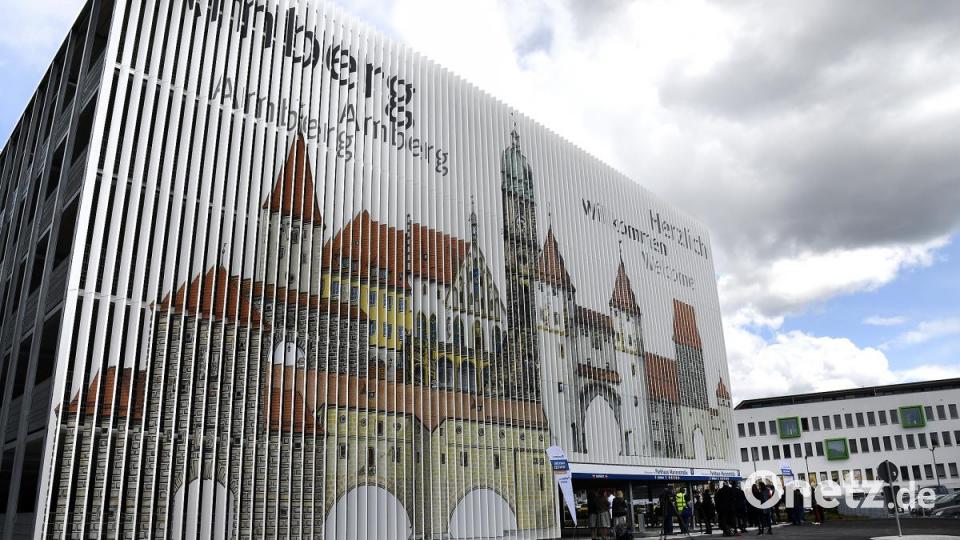 Die Parkhaus-Fassade mit den von Pablo de la Riestra gezeichneten Stadtansichten. Bild: Petra Hartl