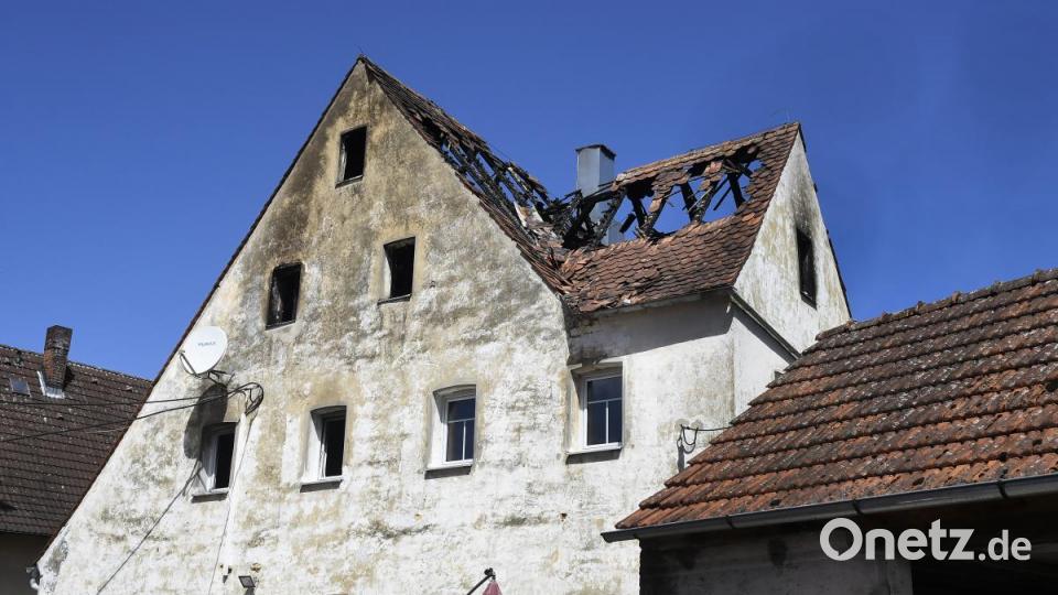 Die Vorderseite des Hauses mit der frisch angelieferten Tür, die demnächst hätte montiert werden sollen. Bild: Petra Hartl