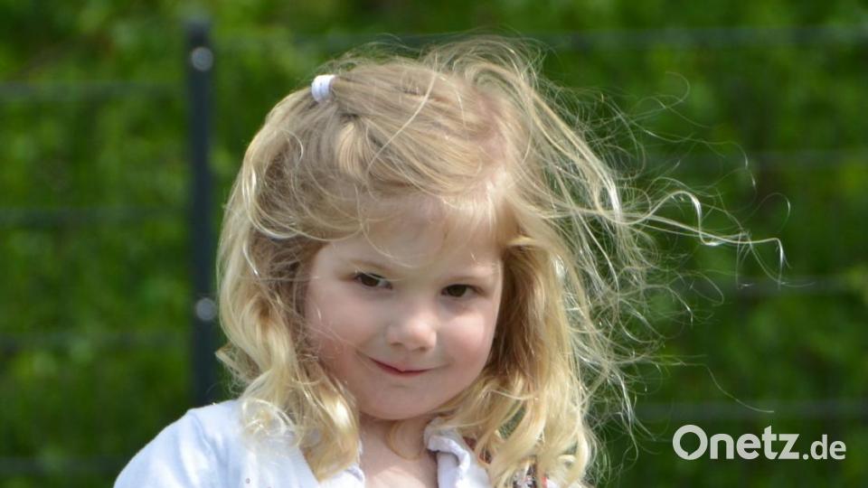 Fesche Dirndl gab es beim Maifest im städtischen Kindergarten Anton Ferazin in Roggenstein. Bild: dob
