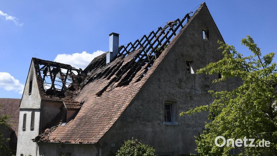 Der komplette Dachstuhl des Hauses hat gebrannt. Was das Feuer nicht vernichtet hat, dem hat Löschwasser zugesetzt. Bild: Petra Hartl