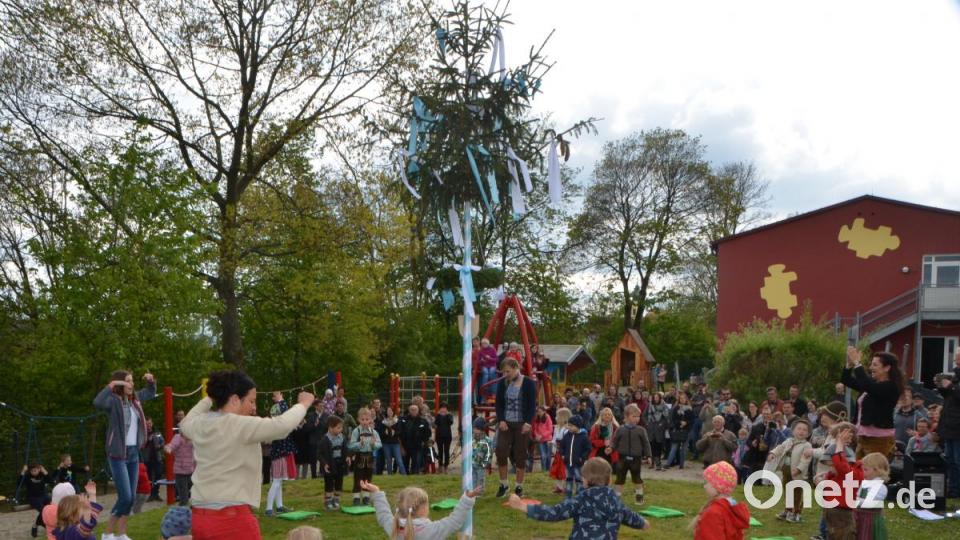 Maifest im städtischen Kindergarten Anton Ferazin in Roggenstein. Bild: dob