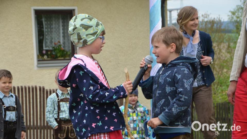 Anna Milbrodt und Paul Thumann lieferten sich einen bayerischen Dialog wegen eines Regenschirms und erhielten riesigen Applaus. Bild: dob