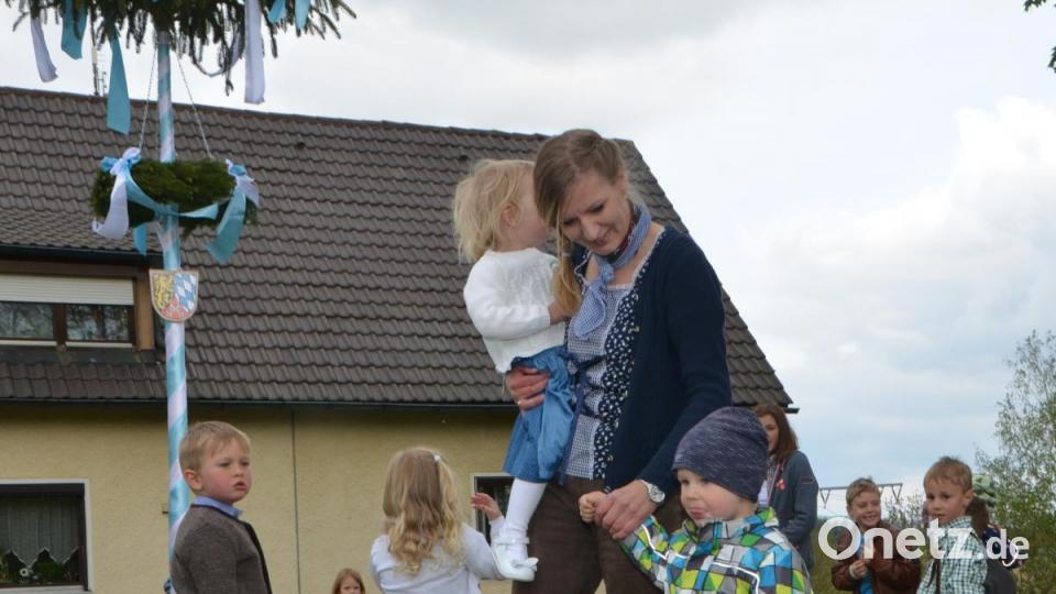 Maifest im städtischen Kindergarten Anton Ferazin in Roggenstein. Bild: dob