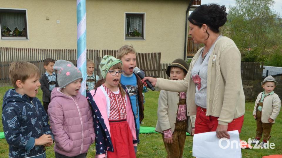 Beim Maifest im städtischen Kindergarten Anton Ferazin in Roggenstein beschrieben die Vorschulkinder Niklas Gieler, Julian Ertl, Anna Milbrodt, Lotta Sailer und Paul Thumann (von rechts) den echten Oberpfälzer. Bild: dob