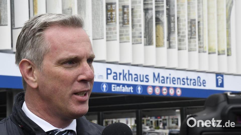 Stephan Pieper, der Geschäftsführer der Goldbeck Parking Services GmbH, erläuterte, wie die Idee zu der Lisenen-Fassade entstanden war. Bild: Petra Hartl