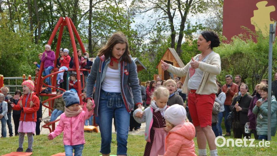 Maifest im städtischen Kindergarten Anton Ferazin in Roggenstein. Bild: dob