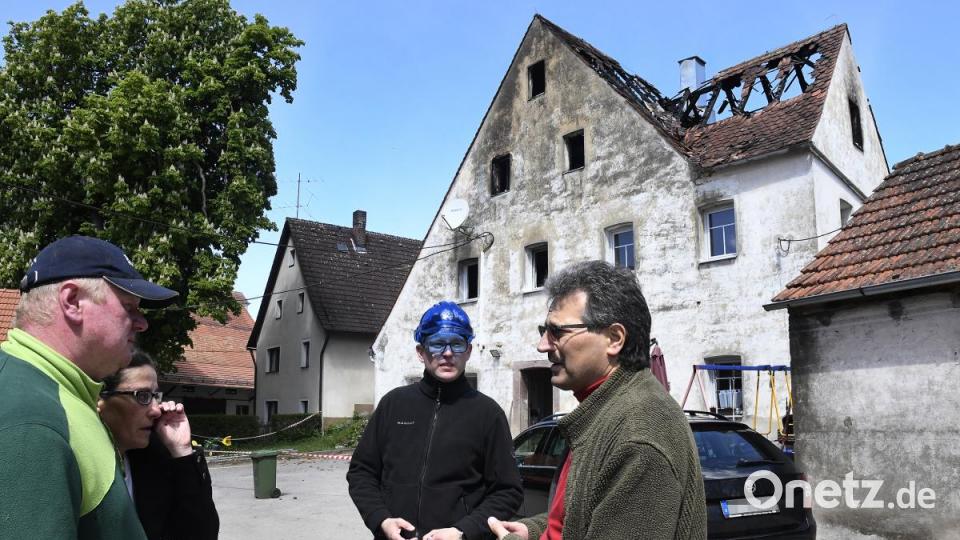 Hartmut Loos und seine Partnerin Martina Keßler (links) im Gespräch mit den Experten der Versicherung. Bild: Petra Hartl