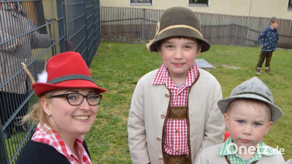 Für Mama Katja Gieler gab's von ihren zwei Lieblingen ein Muttertagsherz und Küsschen. Bild: dob