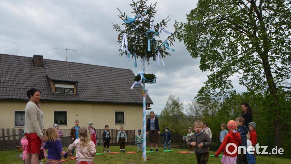 Der Tanz um den weiß-blau geschmückten Frühlingsboten durfte beim Maifest nicht fehlen. Bild: dob