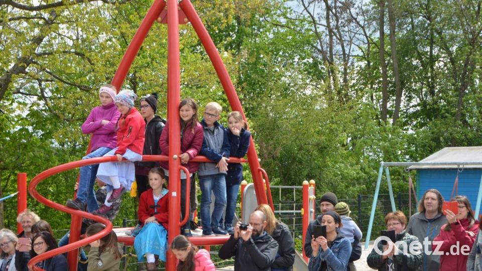Die Kinder hatten die beste Sicht auf die Darbietungen ihrer kleinen Geschwister. Bild: dob