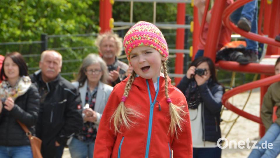 "Ich bin ein Dorfkind und darauf bin ich stolz, denn wir Dorfkinder sind aus gutem Holz", sang Anne Malzer beim Maifest im städtischen Kindergarten Anton Ferazin in Roggenstein. Bild: dob