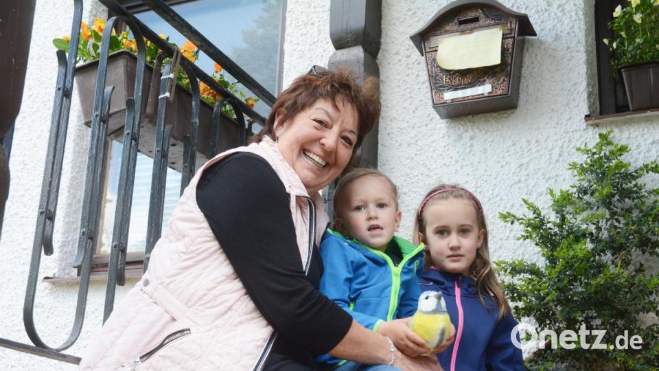 Isolde Bayer und ihre Enkel Hannes (2) und Anne (7) können es kaum glauben, was sich in ihrem Briefkasten abspielt. Nun haben sie nicht nur eine Kuscheltier-Blaumeise, sondern auch eine echte. Bild: Gabi Schönberger