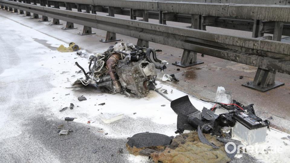 Innenteile eines der Unfallfahrzeuge lagen verstreut auf der Autobahn. Bild: rw